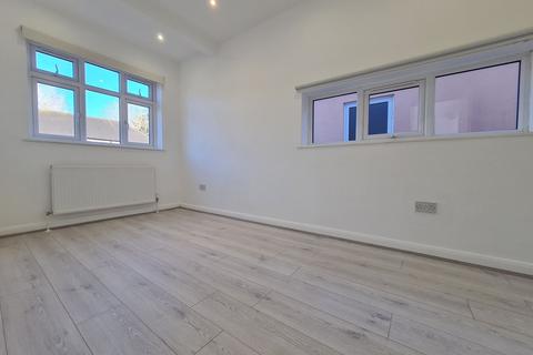 5 bedroom semi-detached bungalow to rent, Highview Gardens, Edgware, HA8