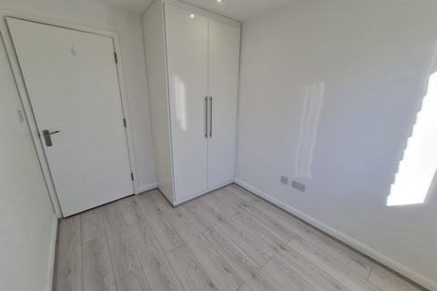 5 bedroom semi-detached bungalow to rent, Highview Gardens, Edgware, HA8