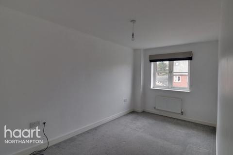 4 bedroom semi-detached house to rent, Oak Grove, NORTHAMPTON