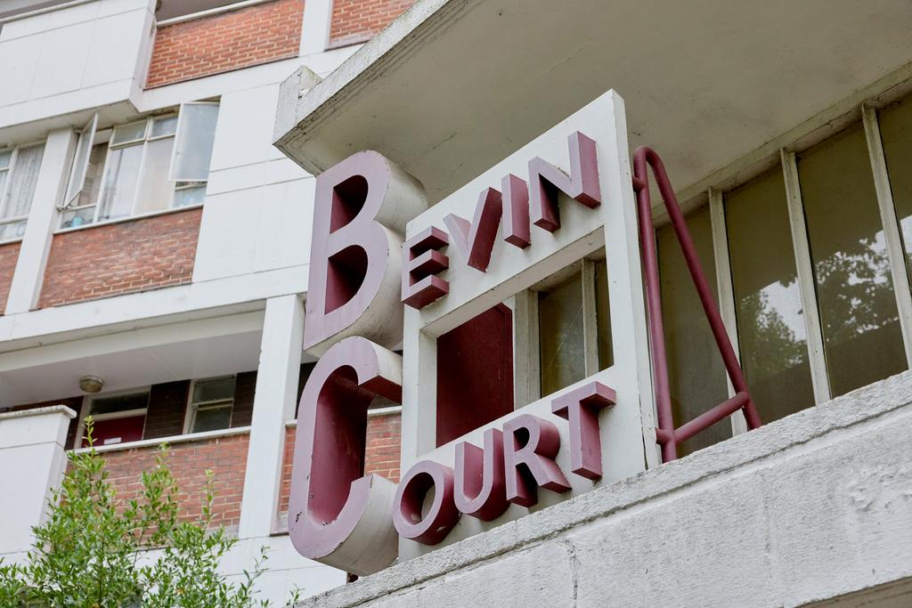 296310   bevin court 02.jpg