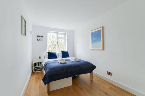 Kingsbridge Court, Isle Of Dogs, London, E14