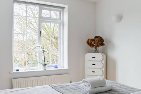 2 bedroom flat to rent, Kingsbridge Court, Isle Of Dogs, London, E14