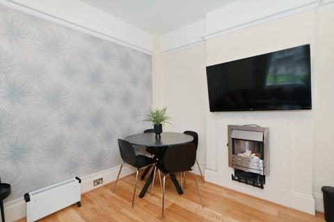 2 bedroom flat to rent, Kensington High Street, London, W14