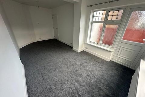 3 bedroom semi-detached house to rent, Carlton Avenue, Hayes, Greater London, UB3