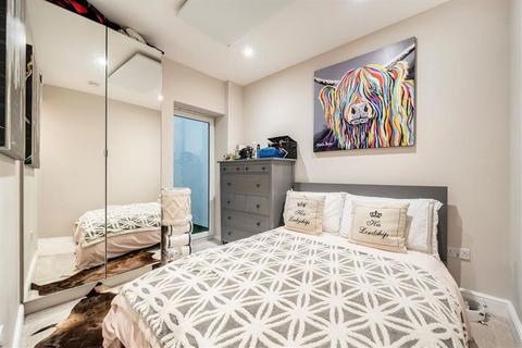 2 bedroom flat to rent, Munster Road, London SW6