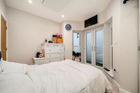 2 bedroom flat to rent, Munster Road, London SW6