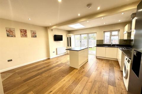 4 bedroom end of terrace house to rent, Church Road, Bexleyheath DA7