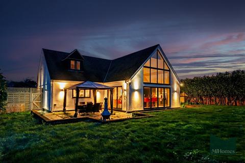 4 bedroom detached house for sale, Tylers Road, Nazeing