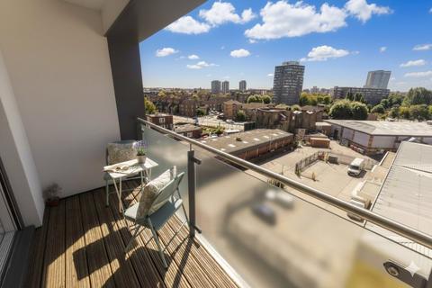 2 bedroom flat to rent, Holman Road, London, SW11