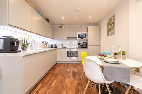 2 bedroom flat to rent, Holman Road, London, SW11