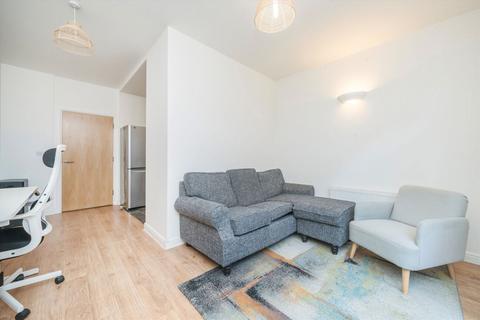 2 bedroom flat to rent, Valetta Road, London W3