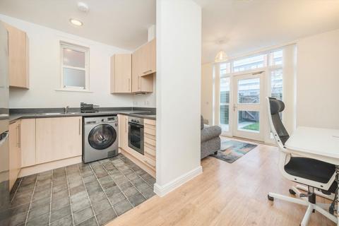 2 bedroom flat to rent, Valetta Road, London W3