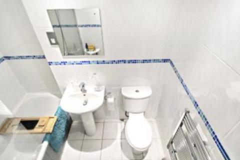 2 bedroom flat to rent, Mast Quay