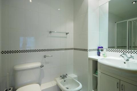 2 bedroom flat to rent, Beckford Close, Earls Court, London, W14