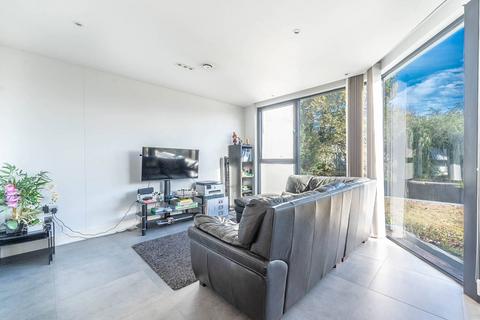 3 bedroom flat for sale, Edgwarebury Lane, Edgware, HA8