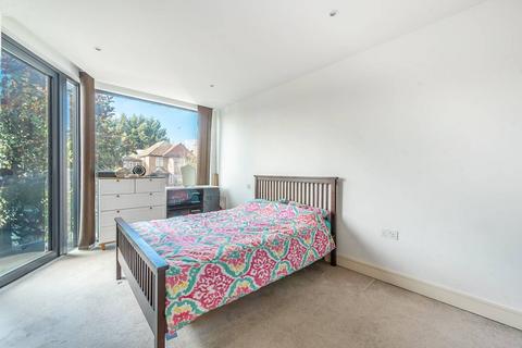 3 bedroom flat for sale, Edgwarebury Lane, Edgware, HA8