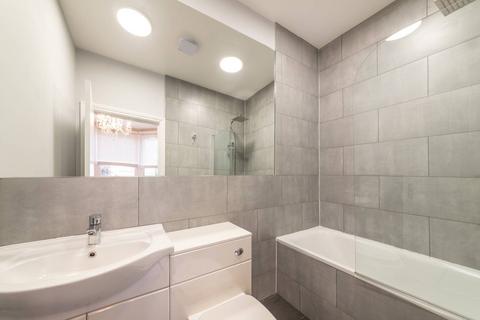 Studio to rent, Woodchurch Road, South Hampstead, London, NW6