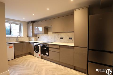 3 bedroom apartment to rent, High Road, London, N11