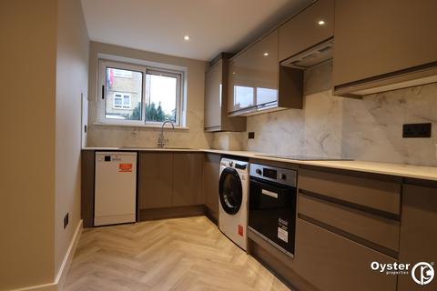 3 bedroom apartment to rent, High Road, London, N11