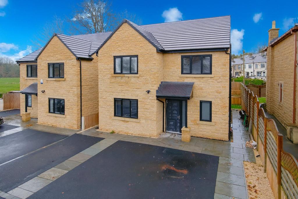 Bradford Road, Bingley BD16 4 bed detached house for sale - £450,000