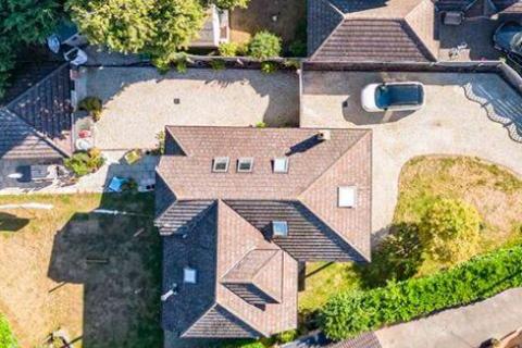 3 bedroom chalet for sale, Old Barn Close, Christchurch