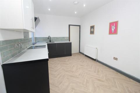 3 bedroom flat to rent, Llantrisant Street, Cardiff CF24