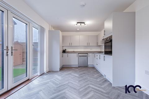 3 bedroom detached house to rent, Scotney Drive Greenhithe