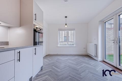 3 bedroom detached house to rent, Scotney Drive Greenhithe