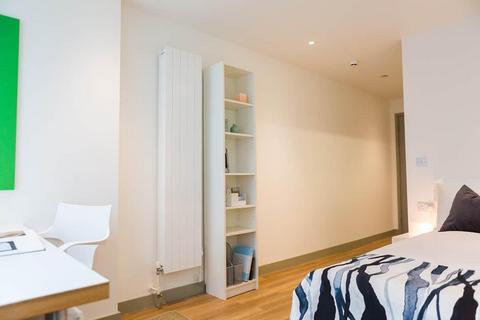 Studio to rent, Education Square