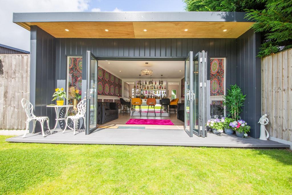 Garden room / bar