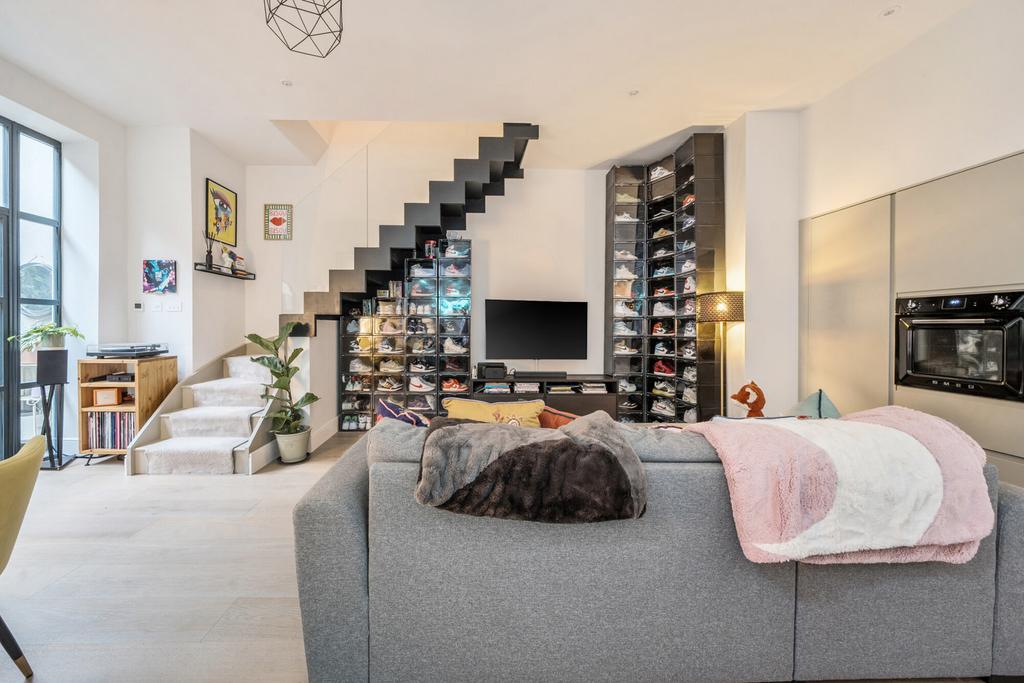 1381329 17 691495...