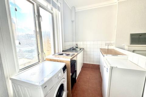 Studio to rent, Sussex Gardens, London  W2