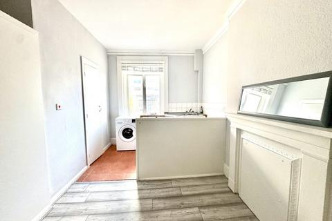 Studio to rent, Sussex Gardens, London  W2