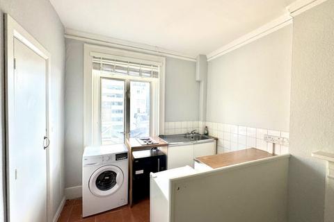Studio to rent, Sussex Gardens, London  W2