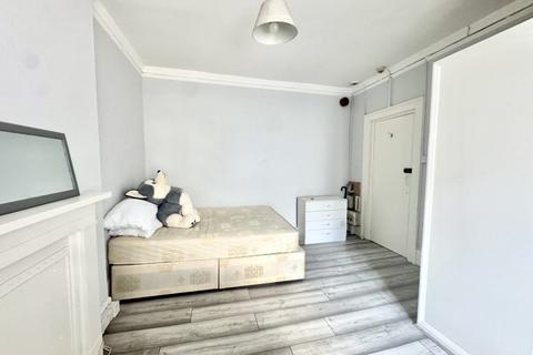 Studio to rent, Sussex Gardens, London  W2