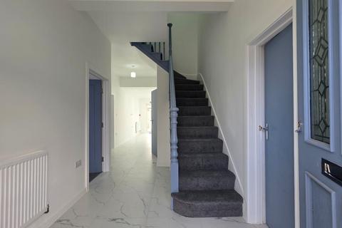 5 bedroom terraced house to rent, Wentworth Road, London