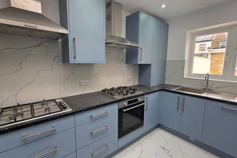5 bedroom terraced house to rent, Wentworth Road, London