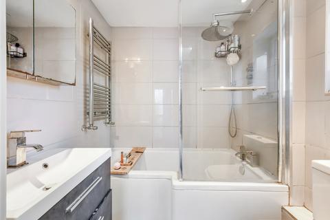 1 bedroom maisonette to rent, Buckmaster Road, SW11