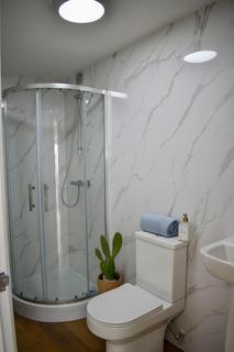 2 bedroom flat to rent, Medway Road
