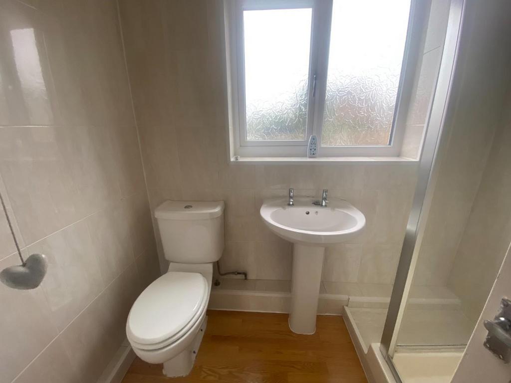 Bathroom 2.jpg