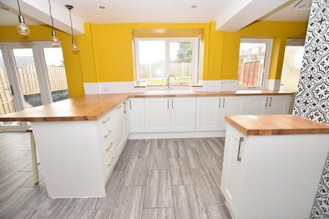 4 bedroom detached house to rent, Norwood Avenue, Hasland, Chesterfield, S41 0NJ