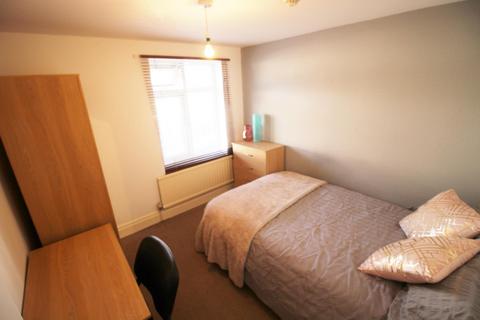 7 bedroom house to rent, Estcourt Avenue, Leeds LS6