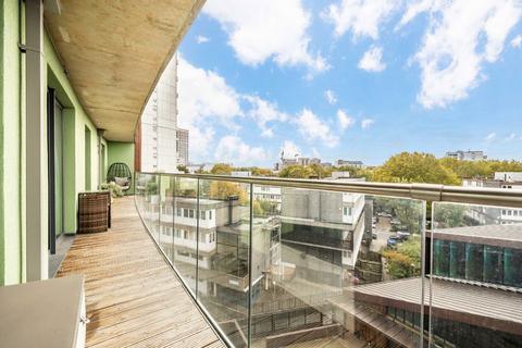 3 bedroom flat for sale, Plough Road, Battersea SW11
