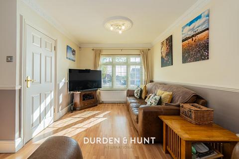 3 bedroom end of terrace house for sale, Hannards Way, Hainault, IG6