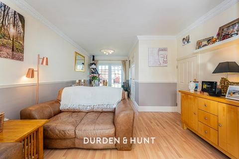 3 bedroom end of terrace house for sale, Hannards Way, Hainault, IG6