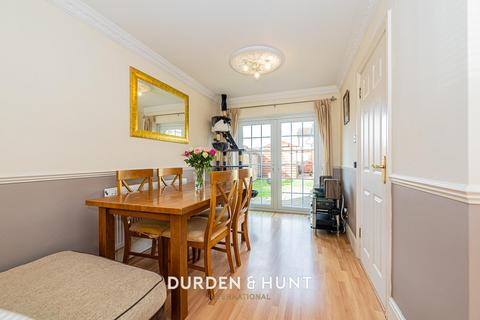 3 bedroom end of terrace house for sale, Hannards Way, Hainault, IG6
