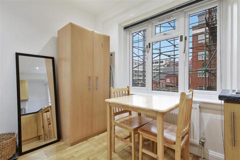 Studio to rent, Palace Court, W2