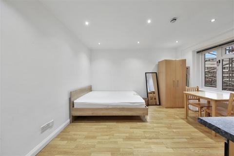 Studio to rent, Palace Court, W2