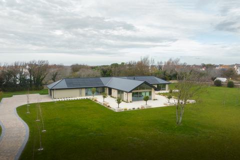 4 bedroom detached house to rent, Route De La Mare, Castel, Guernsey