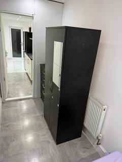 1 bedroom in a flat share to rent, Edenhall Close, Romford RM3
